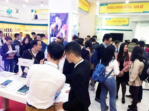 Quá tải ngày đầu mở bán iPhone 7 ảnh 2